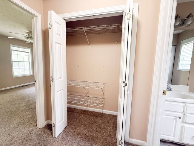 Building Photo - Pet-Friendly 3-Bedroom Home with Garage, Screened-In Porch & Spacious Bedrooms