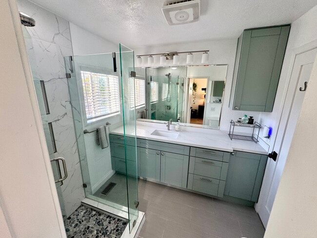 Building Photo - 1824 Mendota St