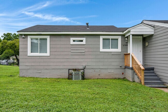 Building Photo - Move in Ready!   2 Bed / 1 bath Apartment