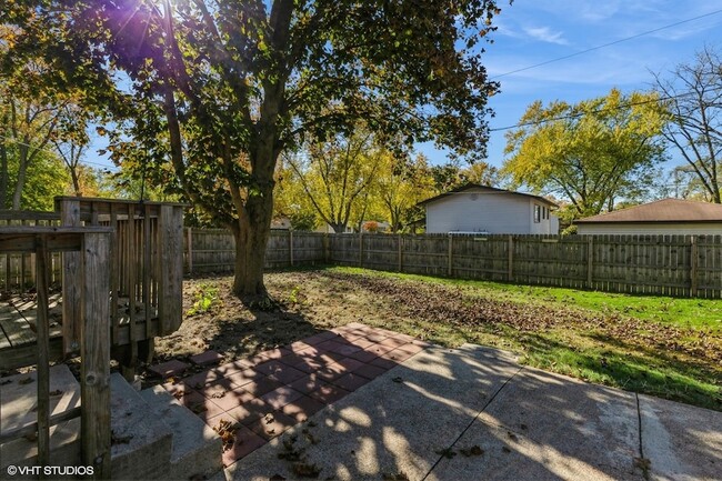 Building Photo - 1005 Larkdale Row