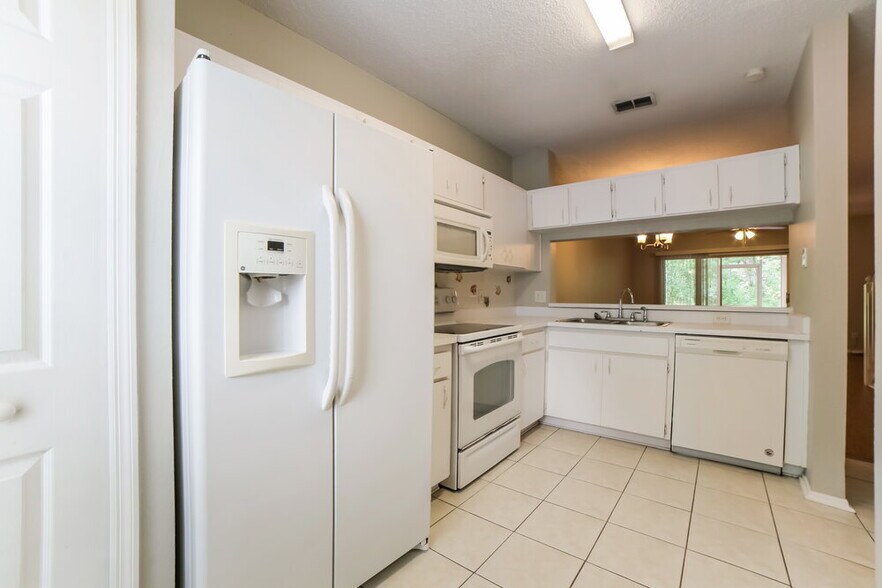 Building Photo - 5512 Carrollwood Key Dr