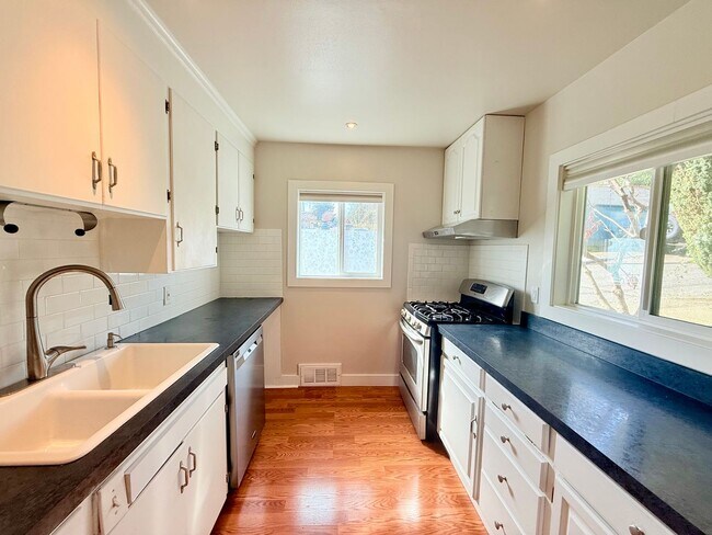 Building Photo - North Queen Anne Home