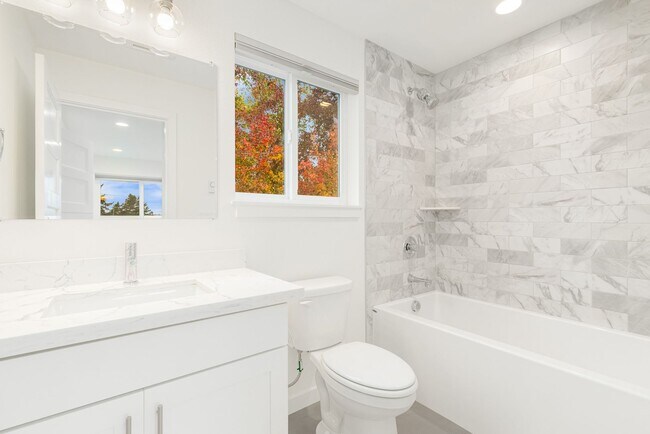 Building Photo - Newer 2 Bedroom Home in the Phinney Area