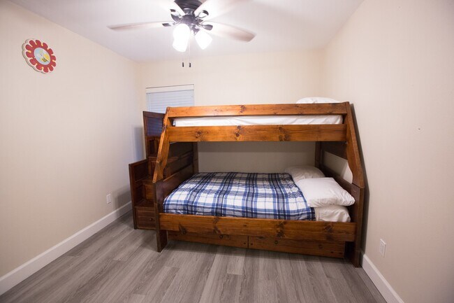 Building Photo - 3007 Willowbend Rd