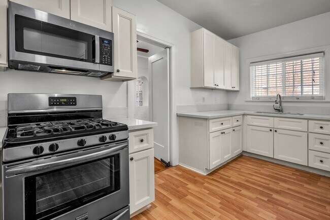 Building Photo - Large 2 bedroom unit