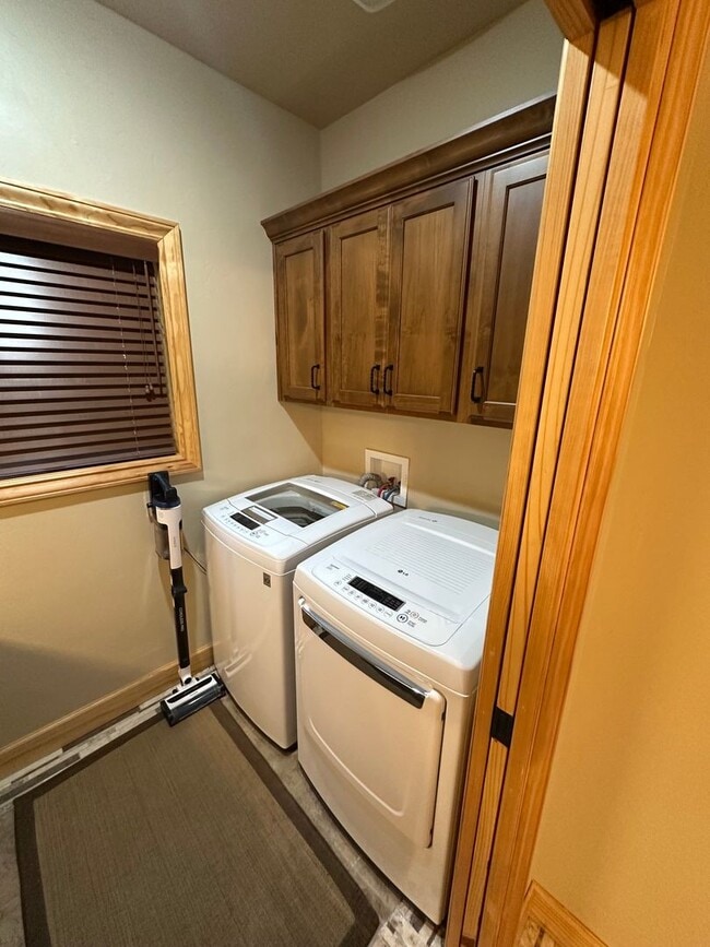 Building Photo - Beautiful Tahoe Donner Ski Lease