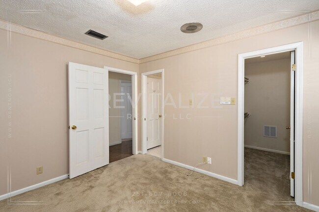 Building Photo - Beautifully Preserved 4 Bd / 3 Ba Vintage ...