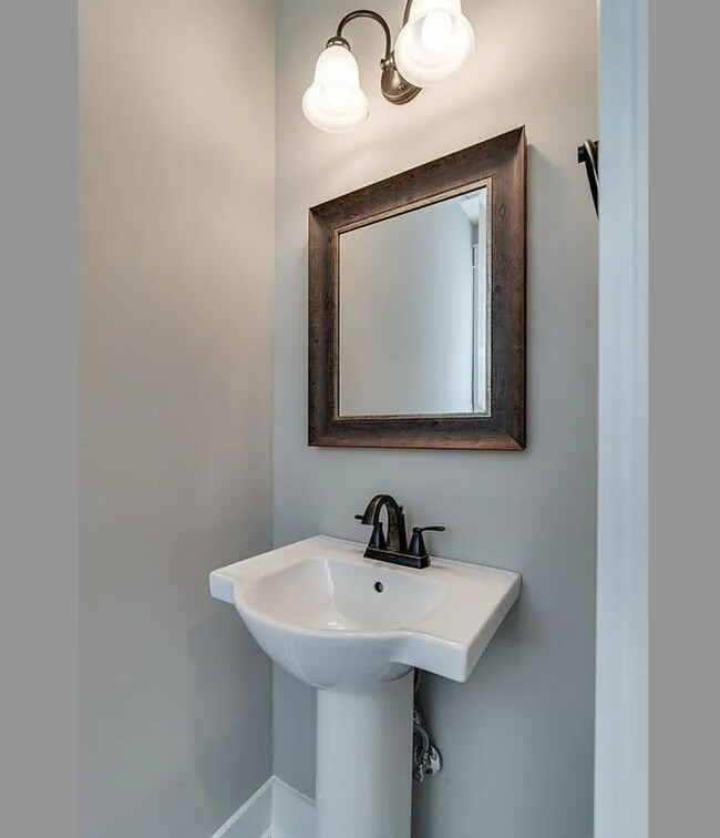 Building Photo - 3 Bed/2.5 Bath-Modern Home-Minutes from Downtown