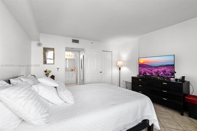 Building Photo - 3000 Coral Wy