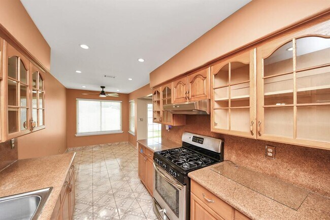 Building Photo - 2029 Highland Hills Dr