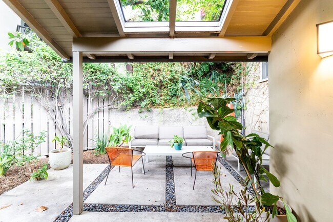 Building Photo - Beachwood Canyon 2b2b Home - Intentional F...