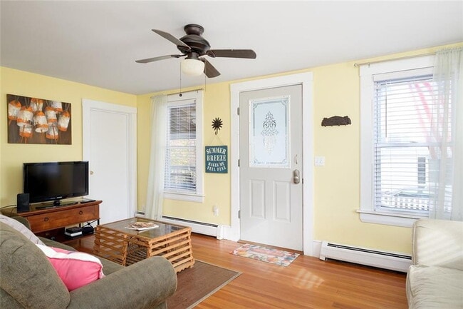 Building Photo - Winter Rental, Spacious Coastal Retreat Ju...