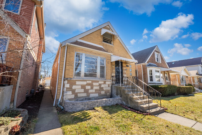 Building Photo - 5231 N Melvina Ave