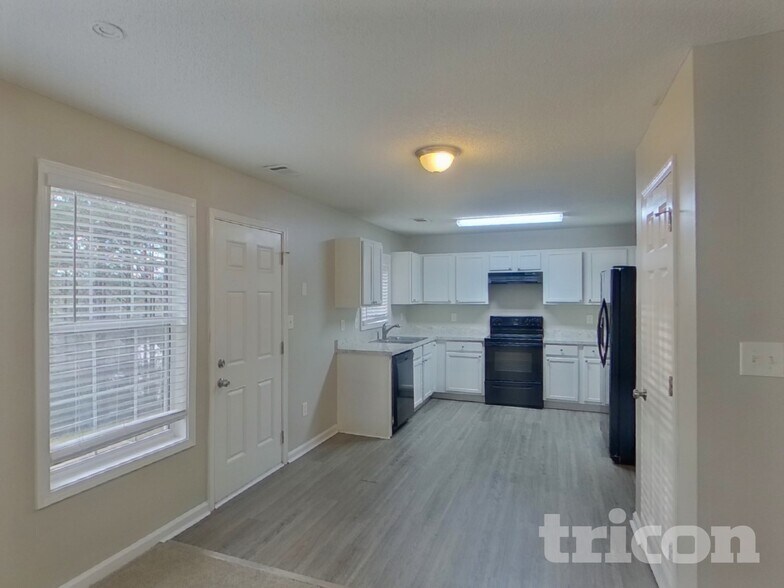 Building Photo - 7052 Ravenwood Ln