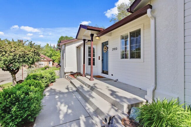 Building Photo - 2910 E Dagger Falls Dr