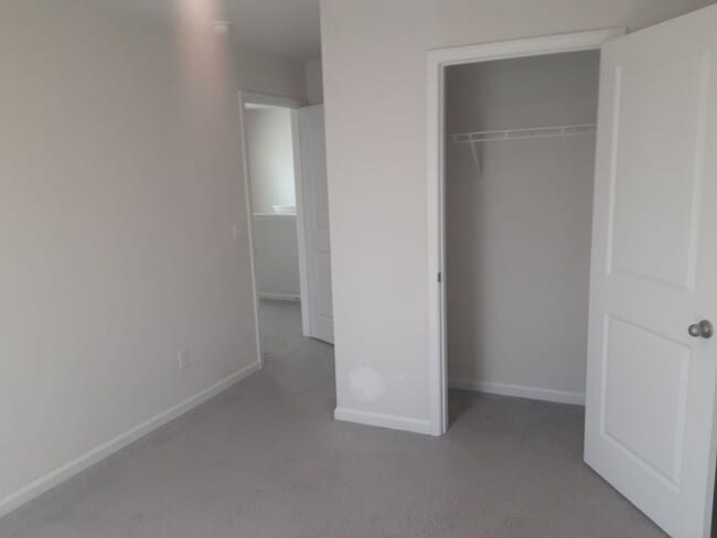 Building Photo - Charming Four Beroom Home in Southeast Col...