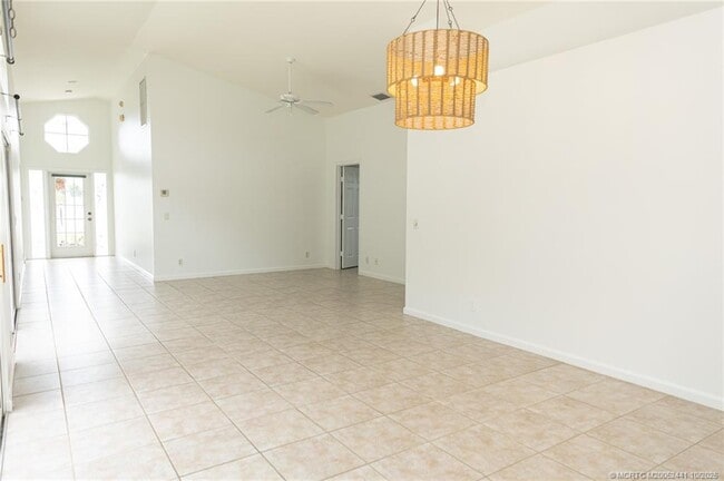Building Photo - 8965 SW Chevy Cir