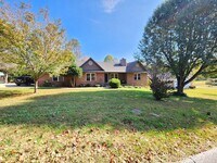 Building Photo - 3232 Fairoaks Dr