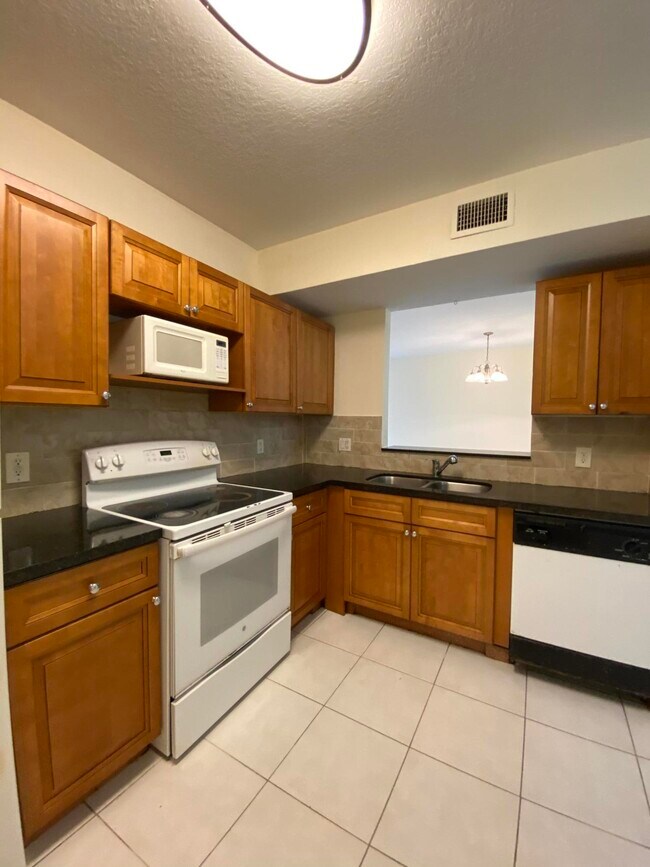 Building Photo - 1157 Golden Lakes Blvd
