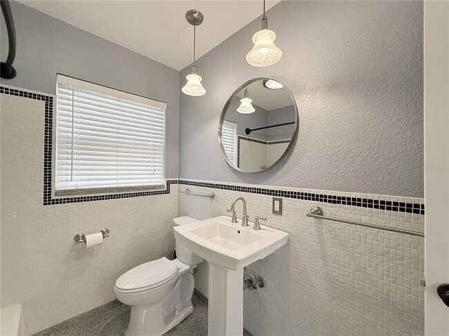 Building Photo - 105 N Aurora Ave