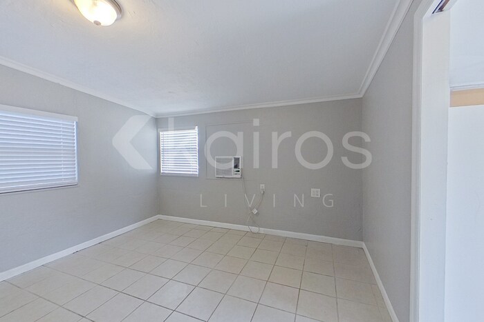 Building Photo - 5140 17th Ave N