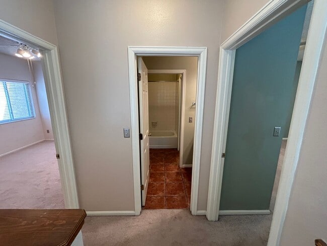 Building Photo - 2 Bed/ 1.5 Bath Home