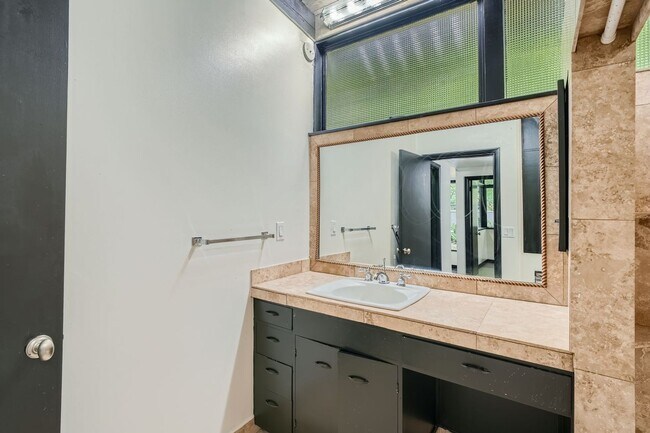 Building Photo - 4Bd/3.5Ba Medina House
