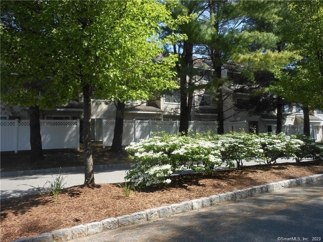 Building Photo - 112 Willow Springs