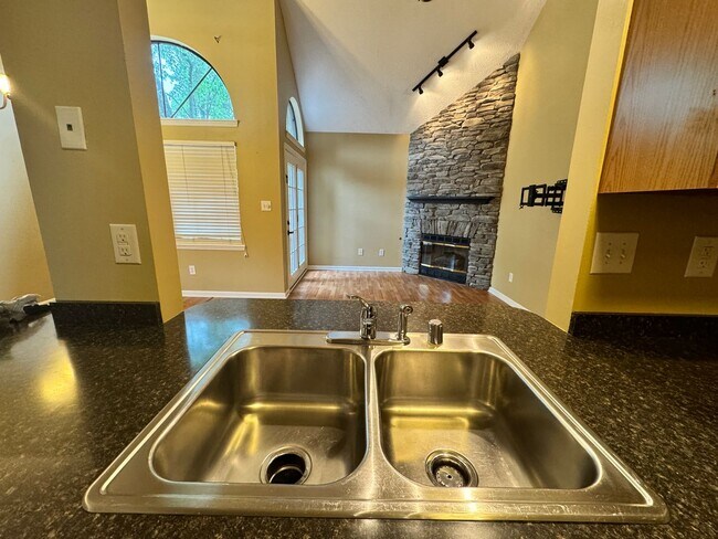 Building Photo - Beautiful Two Bedroom Townhouse!