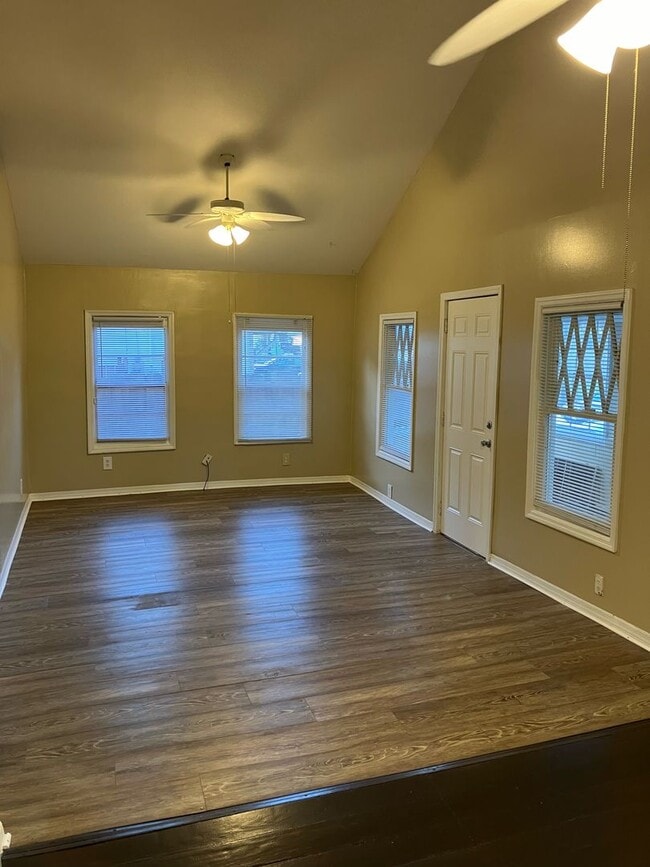Building Photo - 3 bed 1 bath single family home