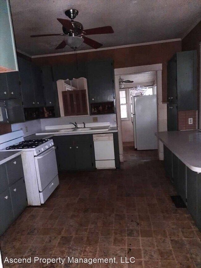 Building Photo - 4 br, 1.5 bath House - 541 Grove St