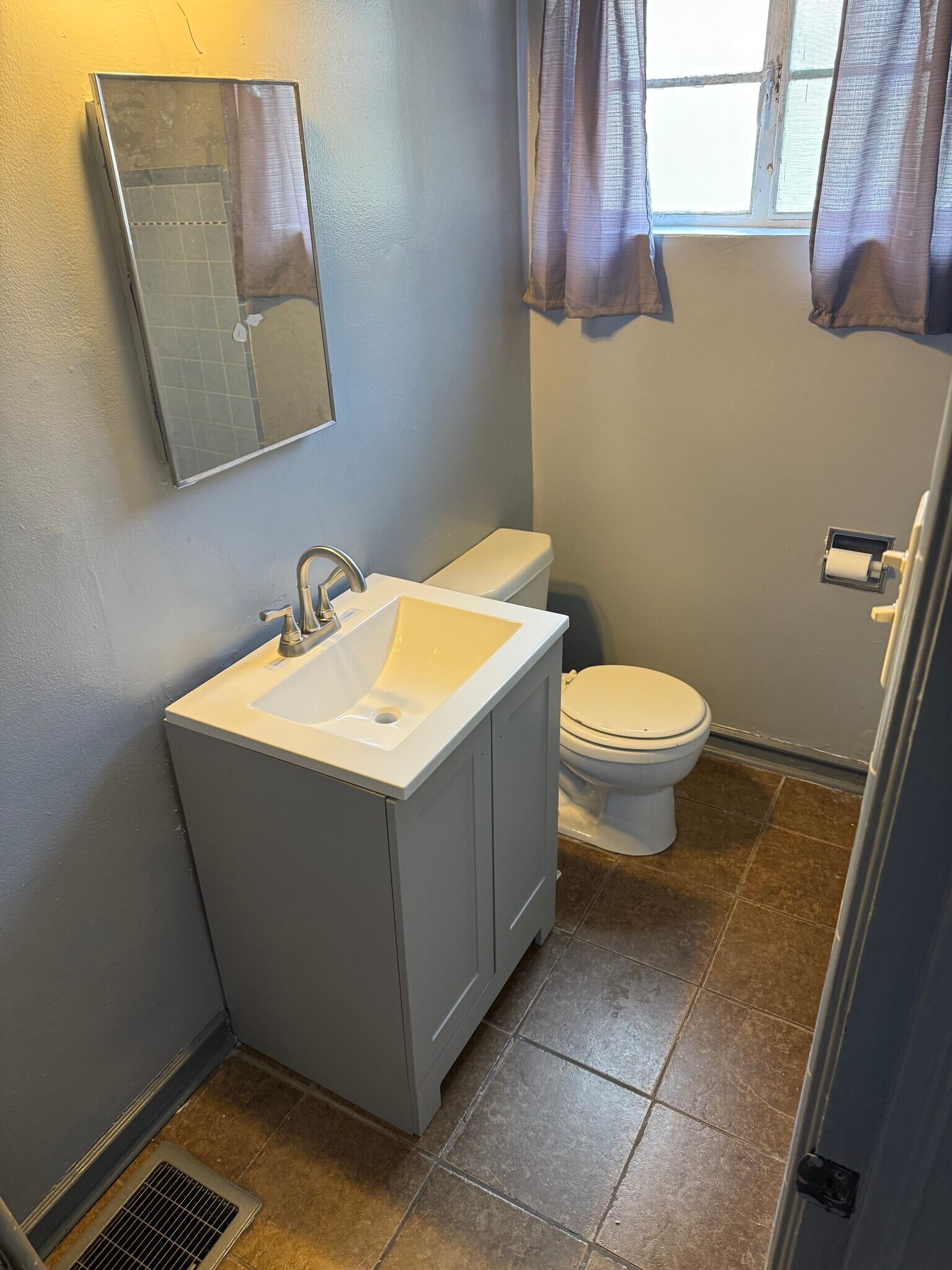 Restroom - 2527 Fort Blvd