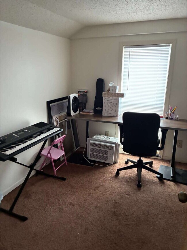 Building Photo - 2 bedroom 1 bathroom on Water street and near UWEC!