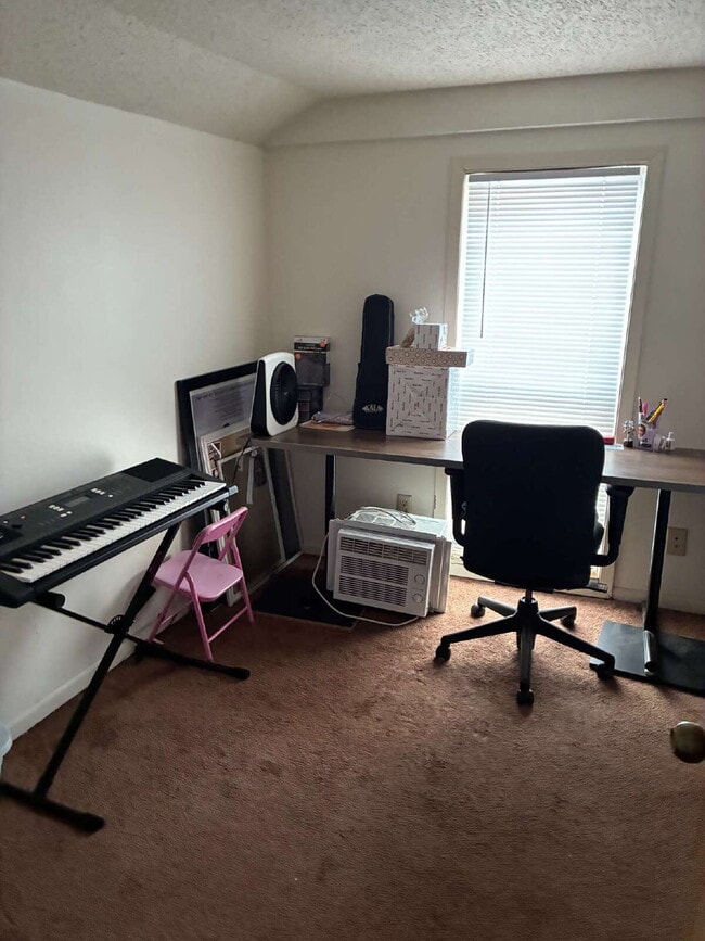 Building Photo - 3 bedroom 1 bathroom on Water street and near UWEC!