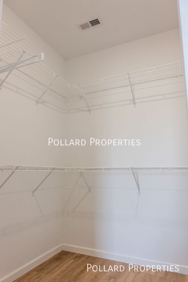 Building Photo - 910 Parkview Dr