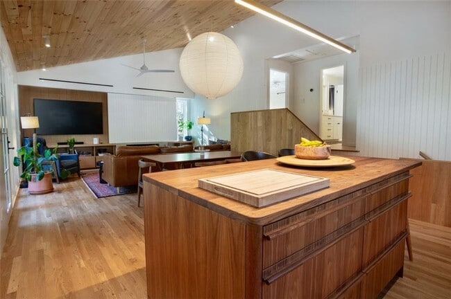 Building Photo - 8885 Bay Dr