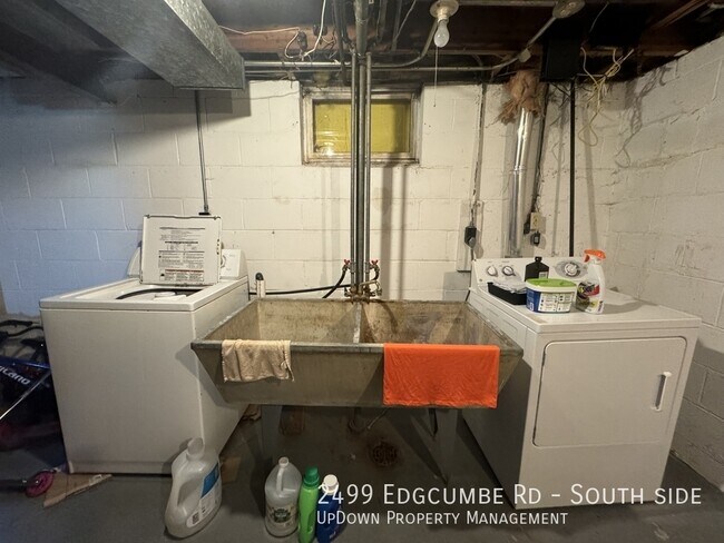 Building Photo - 2499 Edgcumbe Rd