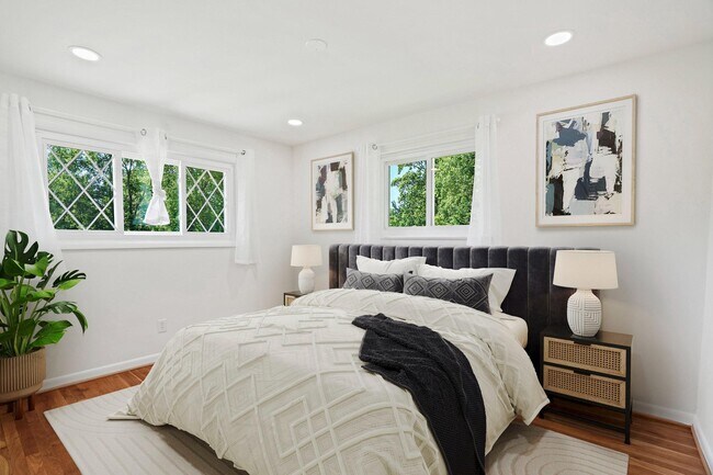 Building Photo - 6607 Lone Oak Dr