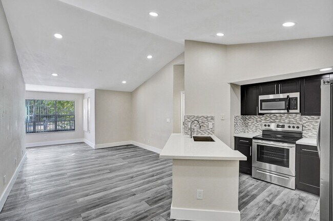Primary Photo - 2BED/1BATH renovated apartment ready to MO...
