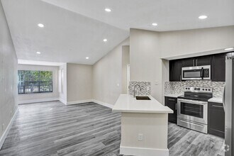 Building Photo - 2BED/1BATH renovated apartment ready to MO...