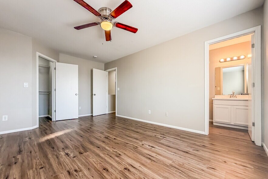 Building Photo - 10907 E Arcadia Ave