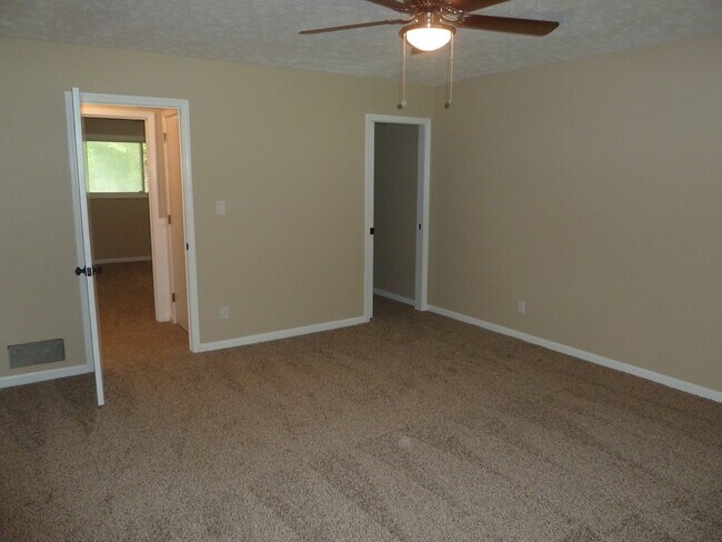 Building Photo - 3 Bed / 2.5 Bath with 2300 Square Feet!! A...