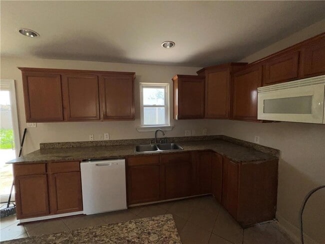 Building Photo - 2500 Campagna Dr