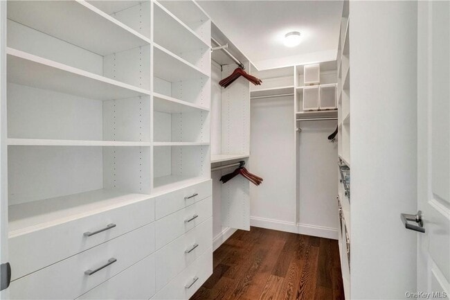 Building Photo - 10 Byron Pl