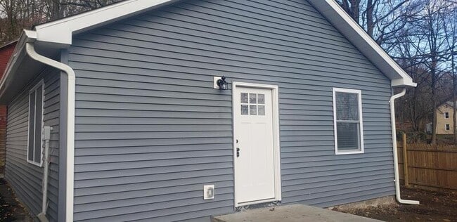 Building Photo - 453 Vineyard Ave