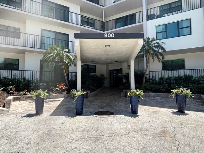 Building Photo - 900 River Reach Dr