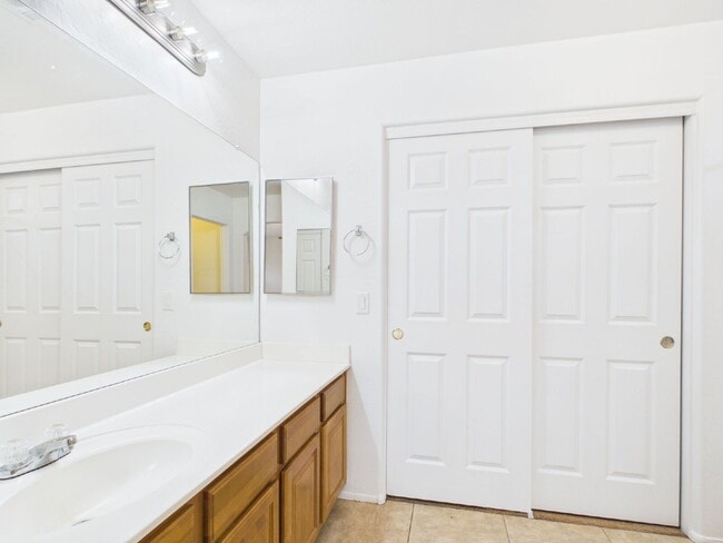 Building Photo - Spacious Heartland Ranch Beauty