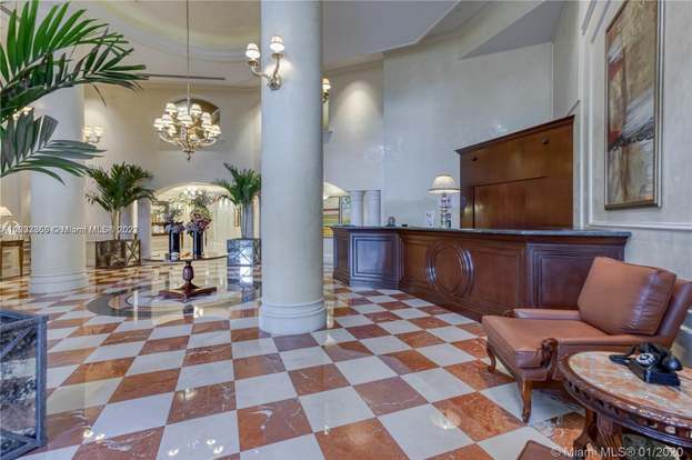 Building Photo - 19900 E Country Club Dr