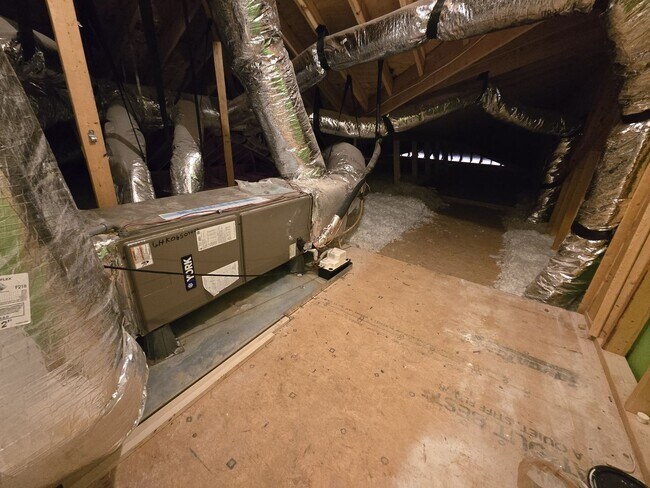 Building Photo - End Unit 3/3.5 Townhome w/ Community Pool!