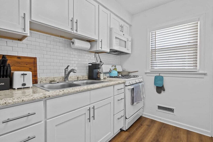 Building Photo - 172 Cherry St